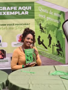 Coautora do livro "Quais de mim você procura?"